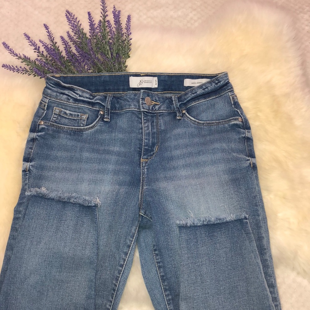 Jesica Simpson ankle skinny cut off jeans. 8/29